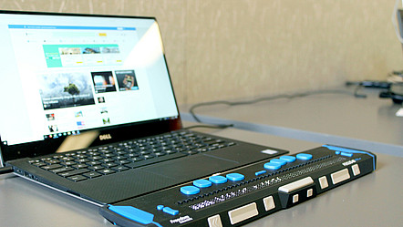 Laptop mit Brailletastatur