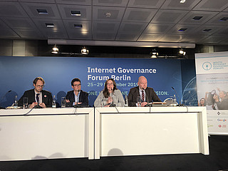Pressegespräch nach dem Multi-Stakeholder-Ansatz zu den „11 Forderungen der Jugend“ und „Next Generation Internet“ mit (v.l.n.r.) Ettema Menno (Europarat); Lars Thies (Vodafone-Stiftung); Elisabeth Schauermann (GI und Youth IGF); Tim Richter (IGF Germany) Pressegespräch nach dem Multi-Stakeholder-Ansatz zu den „11 Forderungen der Jugend“ und „Next Generation Internet“ mit (v.l.n.r.) Ettema Menno (Europarat); Lars Thies (Vodafone-Stiftung); Elisabeth Schauermann (GI und Youth IGF); Tim Richter (IGF Germany)