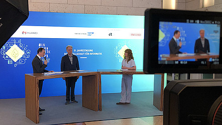 Hannes Federrath und Helmut Balzert stellen sich den Fragen von Teresa Sickert (Moderation #INFORMATIK2021)
