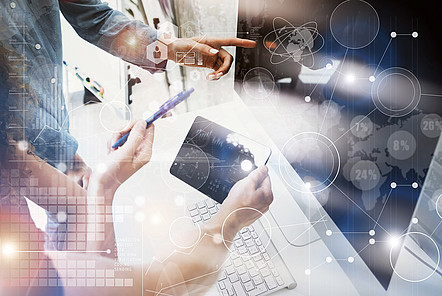 Kollegen, Team, Arbeiten, Büro, Startup. Geschäftsmann benutzt modernes Tablet