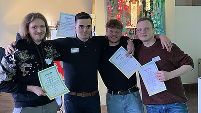 Die vier Gewinner mit ihren Urkunden.