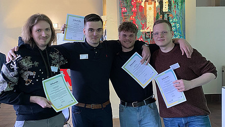 Die vier Gewinner mit ihren Urkunden.