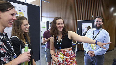 Eine Gruppe von Teilnehmenden der INFORMATIK23 bei einer Postersession.