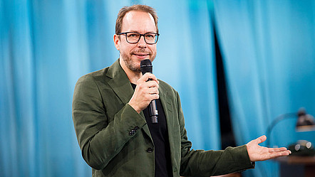 Markus Beckedahl, Gründer der re:publica, auf einer Bühne.