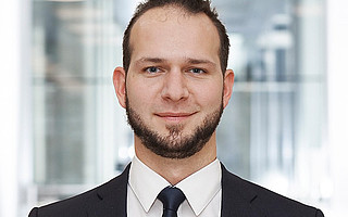 Portraitfoto von Matthias Patz vor hellem Hintergrund