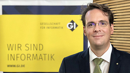 Porträt von Alexander von Gernier vor einem Banner der GI
