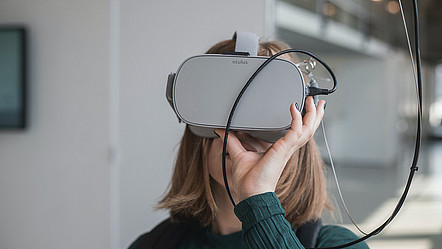 Eine junge Frau trägt eine VR-Brille