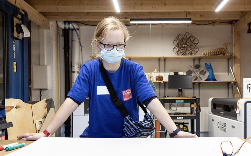 Ein junges Mädchen steht vor einer Arbeitsplatte