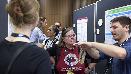 3 Personen diskutieren auf dem Informatik Festival 2023