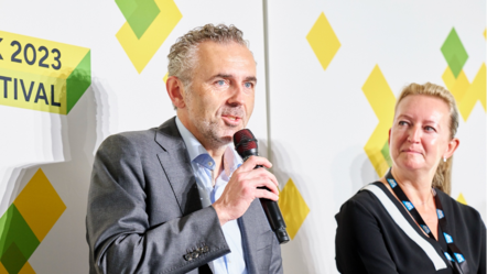 Thomas Jarzombek teilt seine Meinung im Paneltalk auf der Bühne
