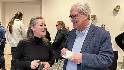 Ulrike Lucke beim Kaffeetrinken mit einem Kollegen aus dem GI-Präsidium