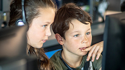 Zwei Kinder vor einem Computer