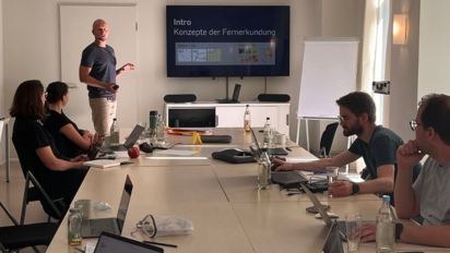 Nicolai Moos (RUB) hält einen Vortrag zum Thema Erdbeobachtung