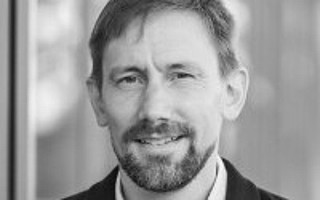 Portraitfoto von Prof. Dr. Till Winkler in schwarz-weiß