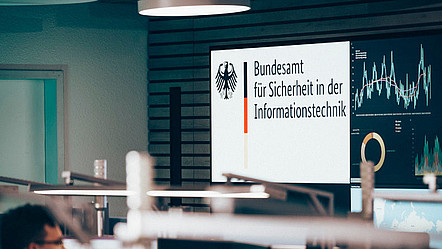 BSI-Lagezentrum, das Logo der Institution auf einem Screen