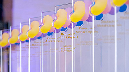 Trophäen aus Plexiglas mit dem Logo des DMP
