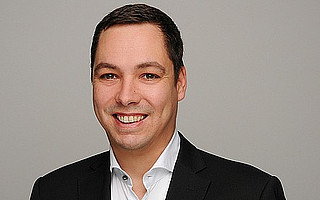 Portraitfoto von Prof. Dr. Loebenberger vor grauem Hintergrund