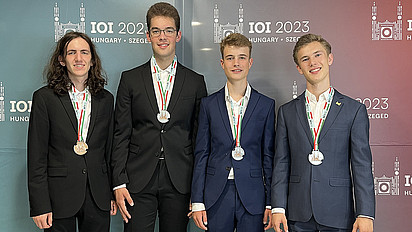 Die vier Gewinner mit ihren Medaillen.