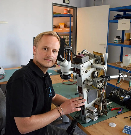 Steffen Vangerow in seiner Reparaturwerkstatt.