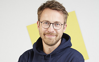 Portraitfoto von Frithjof Nagel vor hellem Hintergrund