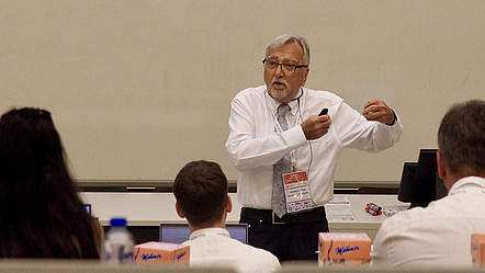 Prof. Heinrich Mayr spricht vor Studierenden bei einer Lehrveranstaltung
