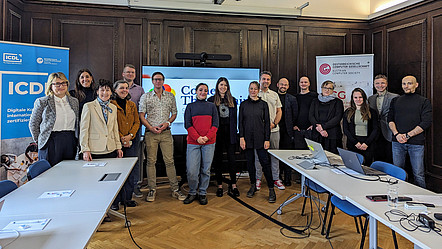 Das Foto zeigt alle Partner des ComeThinkAgain Konsortiums bei dem Kick-Off Treffen in Wien.