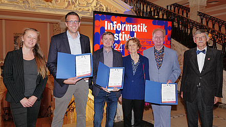 Ulrike Lucke, die beiden Preisträger, Heide und Helmut Balzert sowie ein Vertreter der SI